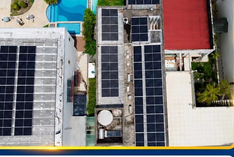 Vista aérea de residência com painéis solares na laje em Manaus