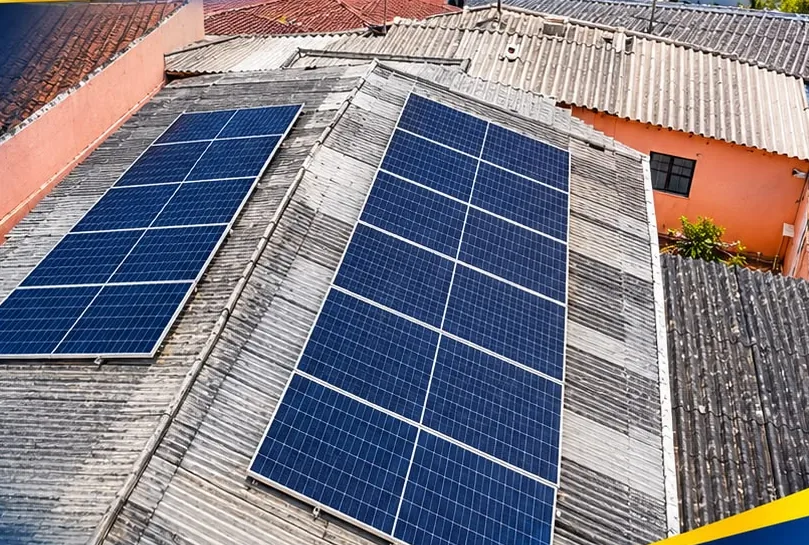 Instalação de painéis solares em telhado residencial
