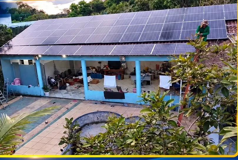 Residência com área de lazer e painéis solares no telhado